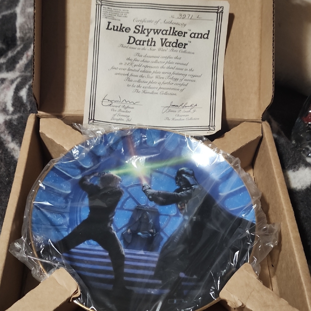 Star Wars Collectible Plate Luke Skywalker and Darth Vader.